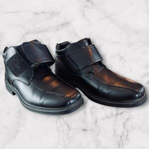 Clarks Men Boots with velcro closure 🖤 size 12